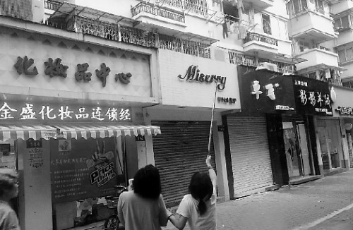 ǰ������7��࣬������Ǯ���䣬·�˷׷�פ��Χ�ۡ�ͼƬ��Դ���񾯡�һö��������Sir��΢��ͼƬ��