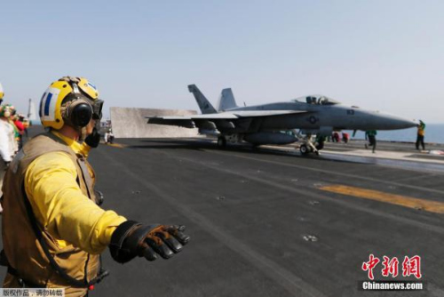 ����ʱ��8��12�գ��������������F/A-18C����Ʒ䡱��ս�����ӡ���ʲ�š�����ĸ������ɶ���������˹�����˷��ӿ��Ƶ������п�Ϯ��ͼΪF/A-18C����Ʒ䡱ս���Ӽװ�����ɡ�(����ͼ)