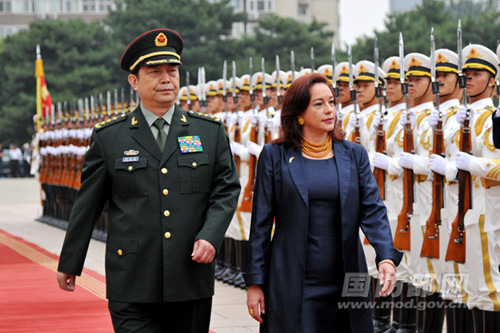 9��16�����磬����ίԱ�������������ȫ�Ͻ��ڰ�һ��¥�����õĶ�϶���������������ǡ���˹Ƥŵ��Ůʿ���л�̸����̸ǰ������ȫΪ��˹Ƥŵ�����л�ӭ��ʽ������ͬ�����й������ž��������̶ӡ�����ΰ�� 