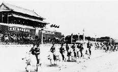 骑兵师“白马团”参加开国大典阅兵。 骑兵师“白马团”参加开国大典阅兵。