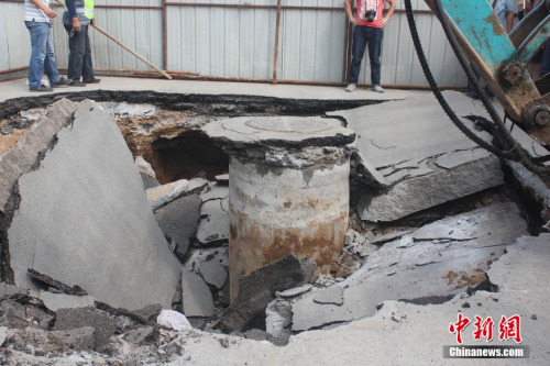 图为9月23日的西三环快速路塌坑约2米深、直径约2.5米。马义恒 摄 图为9月23日的西三环快速路塌坑约2米深、直径约2.5米。马义恒 摄