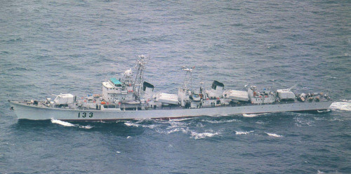 国产首代导弹驱逐舰重庆舰退役 曾首巡曾母暗沙