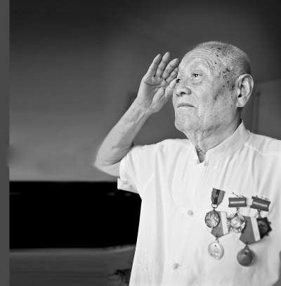 9月6日上午,马房山干休所。89岁的抗日老兵李晓祥敬起军礼,缅怀战友 9月6日上午,马房山干休所。89岁的抗日老兵李晓祥敬起军礼,缅怀战友