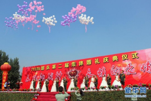 在集体婚礼庆典仪式上,10对新人共同放飞寄托美好祝福的气球(9月29日摄)。新华社发(李小龙 摄) 在集体婚礼庆典仪式上,10对新人共同放飞寄托美好祝福的气球(9月29日摄)。新华社发(李小龙 摄)