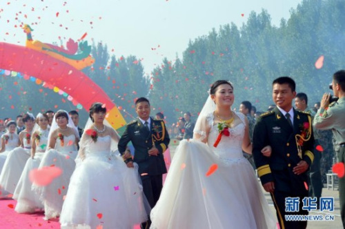 在集体婚礼庆典仪式上,10对新人在官兵的祝福声中步入婚礼殿堂(9月29日摄)。 在集体婚礼庆典仪式上,10对新人在官兵的祝福声中步入婚礼殿堂(9月29日摄)。