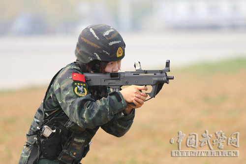 һ��Ů��ս��Ա���ڽ��������ʾ