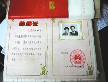 网友晒不同年代结婚证 60年代繁体书写鲜花朵朵(图)