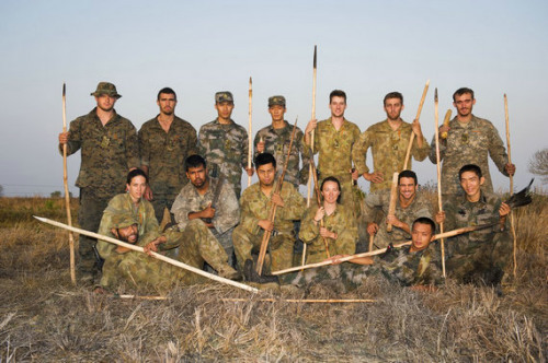 中美澳三国士兵手持鱼叉合影 中美澳三国士兵手持鱼叉合影