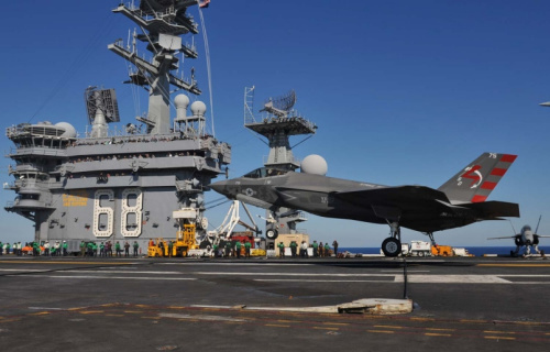  ����ʱ��11��3�գ�������������һ������ս����F-35C����״κ�ĸ�Ž����ԣ��ɹ�������ʥ�����⺣�ġ������ȡ���(CVN-68)����ĸ���ϡ�(����ͼ)