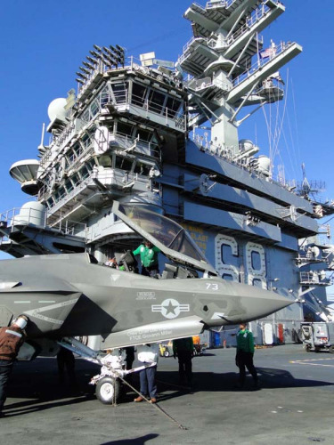  ����ʱ��11��3�գ�������������һ������ս����F-35C����״κ�ĸ�Ž����ԡ�(����ͼ)