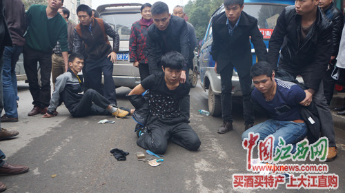 盗贼偷到刑警家,几名小偷被抓获.