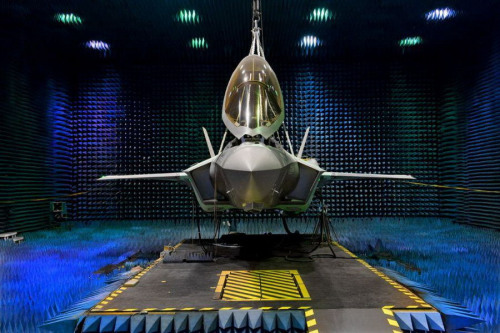 资料图:F-35A战机在电波暗室进行电磁评估 资料图:F-35A战机在电波暗室进行电磁评估
