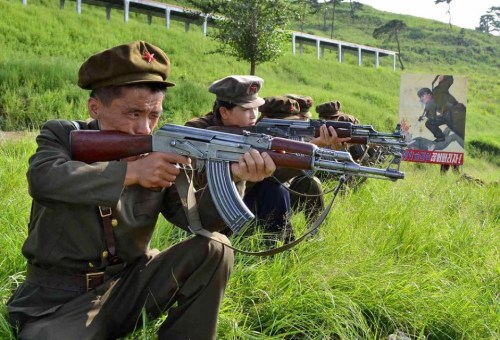 资料图:朝鲜士兵举行射击训练