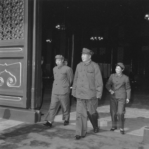 1966年9月15日,毛泽东第三次接见红卫兵。图为毛泽东与汪东兴、护士吴旭君在天安门城楼上。 1966年9月15日,毛泽东第三次接见红卫兵。图为毛泽东与汪东兴、护士吴旭君在天安门城楼上。