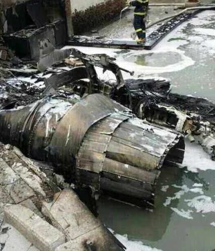 �ɶ�һ�ܷɻ�׹��