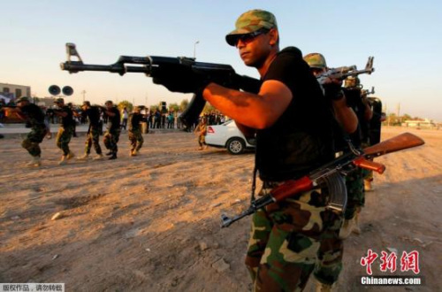 资料图:当地时间2014年9月1日,伊拉克库法,什叶派志愿者从训练营毕业,展示军事技巧。 资料图:当地时间2014年9月1日,伊拉克库法,什叶派志愿者从训练营毕业,展示军事技巧。