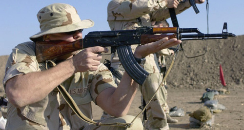 资料图:美国军人练习使用ak-47步枪