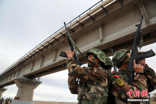 ����ͼ��90���侯��ǹ���������·