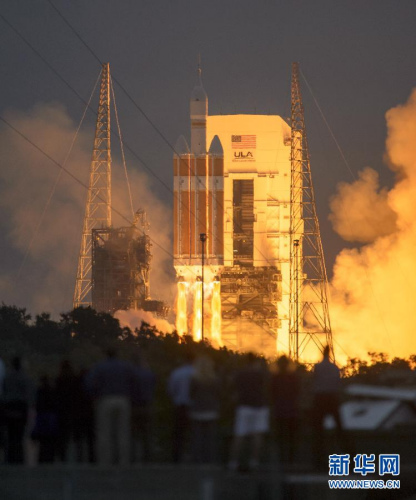 美国新一代载人飞船“猎户座”5日在绕地球飞行两圈后,以“完美”姿态降落在太平洋上,这标志着人类第一艘以深空探索为目标的载人飞船首次试飞取得成功。 美国新一代载人飞船“猎户座”5日在绕地球飞行两圈后,以“完美”姿态降落在太平洋上,这标志着人类第一艘以深空探索为目标的载人飞船首次试飞取得成功。