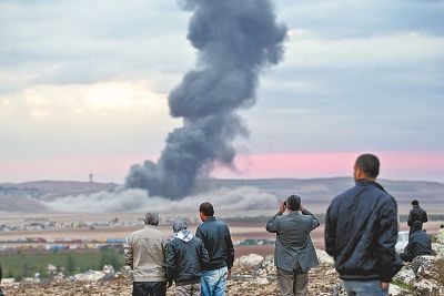 图为10月23日,美国持续空袭叙利亚重镇科巴尼“伊斯兰国”目标。 图为10月23日,美国持续空袭叙利亚重镇科巴尼“伊斯兰国”目标。