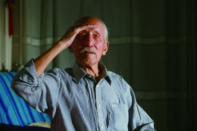 资料图片:一首《松花江上》唱完,董济民敬了军礼(9月17日摄)。 记者 付丁 摄(图片来源:法制晚报) 资料图片:一首《松花江上》唱完,董济民敬了军礼(9月17日摄)。 记者 付丁 摄(图片来源:法制晚报)