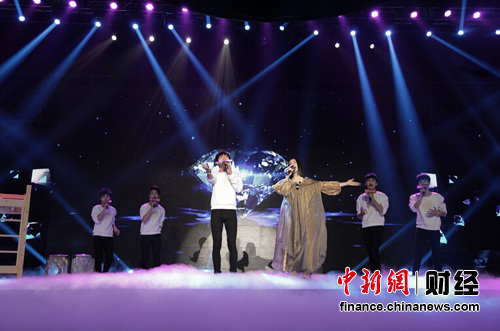 图为尚雯婕及fresh极客少年团现场表演。 图为尚雯婕及fresh极客少年团现场表演。