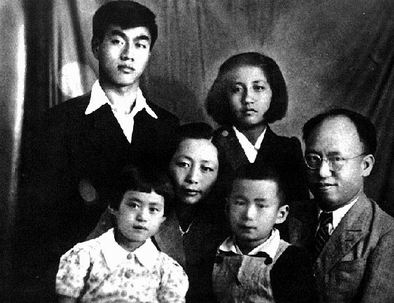 ���ٻ���Ī˹�ƻص�������ʱ���������ټ���Ů�͹�����Ա��Ӱ