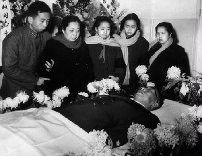 1963��12�£�������ͬ־����Ů�����ٻ�ͬ־������