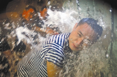 372潜艇官兵开展损管堵漏训练。周演成 摄 372潜艇官兵开展损管堵漏训练。周演成 摄