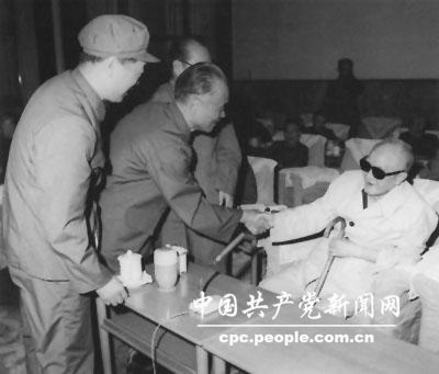 1982��6�£��ƿ˳�(����)�μӾ�ί��̸��