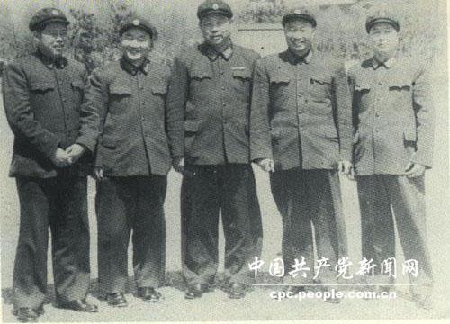 1958�꣬������(��)�������߼��ڱ�ѧУ�״���(���)���γ�־(��һ)���񴴳�(�Ҷ�)�����Ľ�(��һ)��Ӱ