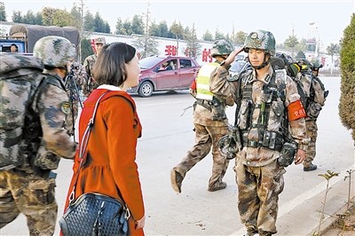 丈夫敬军礼告别妻子 丈夫敬军礼告别妻子