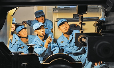 王忠心(中)带领的技术团队正在对装备故障进行会诊。李鸿林摄 王忠心(中)带领的技术团队正在对装备故障进行会诊。李鸿林摄