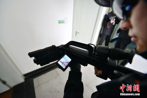 港媒:中国警方配备拐弯枪 火力远超以色列产品