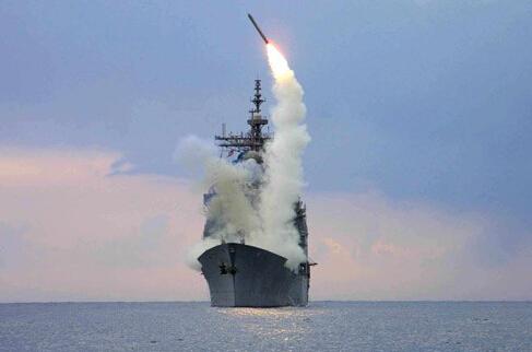 资料图:美军战舰发射战斧巡航导弹