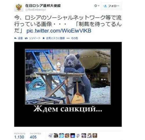 ͼΪ����˹פ�ձ�ʹ��2014��3��18�շ����ġ����ա�����Ϊ���ҵ������ǵ��Ʋá���������һֻ����˶��Ļ�����������վ�ţ�����Χȫ���Ƕ���˹�ز��������Ǻ��޼ʵ������䳵�������Ϸ���һƿ���ؼӣ��������Ű��������ٺ�AK�Զ���ǹ�������������ϻ�����һ�������ǵĹ�Ƥñ�ӣ����ݱ��������ܻ��ڲ�ͣ�غ�����ι����������𣿡� 