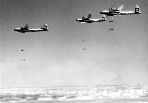 资料图:轰炸东京的美军b-29轰炸机