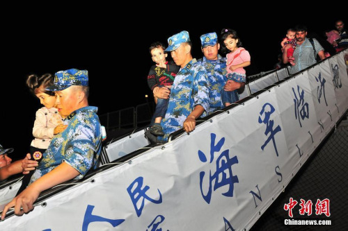 ����ʱ��4��2�գ�������ʮ��������������ʽ���Ҳ���Ƕ��۳����˰ͻ�˹̹�����������ǵȹ���Ҳ�Ź���225�ˣ���������7ʱ�������������Ա�����ʽ���ȫ�����������Ṳ�͹�������ۣ����õ�����ʹ�����Ա���ư��á������й�������ͧ�״�ʵʩ�����������Ĺ��ʾ����ж���ͼΪ�ٱ����������ͯ�뽢��