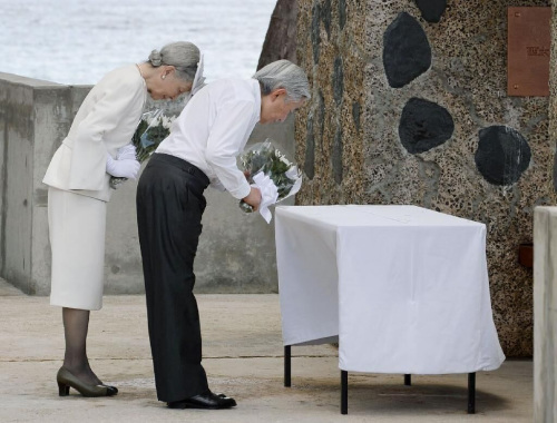 日本天皇夫妇在帕劳悼念太平洋战争战殁者 日本天皇夫妇在帕劳悼念太平洋战争战殁者