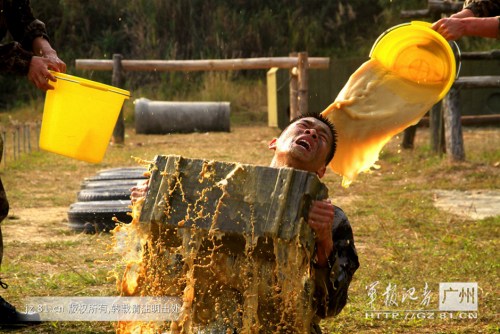战士猎人集训死亡考验:被倒吊伤口撒盐灌辣椒水