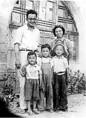 抗战时期,博古、张越霞夫妇与孩子秦铁、秦新华、秦刚(小)在延安合影 抗战时期,博古、张越霞夫妇与孩子秦铁、秦新华、秦刚(小)在延安合影