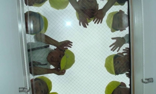 孩子们在地板间的防护网上探索。 孩子们在地板间的防护网上探索。