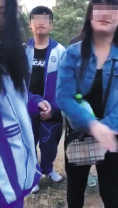 �ֳ��ж���ͬѧΧ�ۡ�