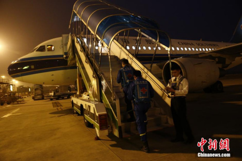 4月26日晚,蓝天救援队队员登上南方航空广州-加德满都的班机,准备前往尼泊尔地震灾区进行救援。此次蓝天救援队共携带了一台无人机、五台发电机、十箱药品、生命探测仪两台、高山救援装备两套、无线电中继一套等设备前往加德满都。 <a target='_blank' href='http://www.chinanews.com/'>中新社</a>发 张浩 摄 4月26日晚,蓝天救援队队员登上南方航空广州-加德满都的班机,准备前往尼泊尔地震灾区进行救援。此次蓝天救援队共携带了一台无人机、五台发电机、十箱药品、生命探测仪两台、高山救援装备两套、无线电中继一套等设备前往加德满都。 <a target='_blank' href='http://www.chinanews.com/'>中新社</a>发 张浩 摄