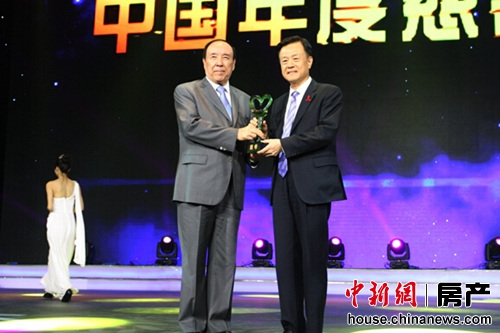 第十届全国人大常委会副委员长司马义•艾买提为许荣茂颁奖 第十届全国人大常委会副委员长司马义•艾买提为许荣茂颁奖