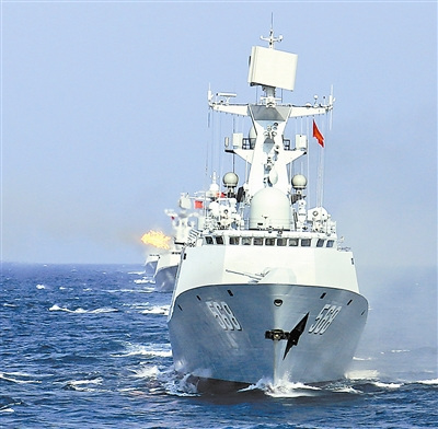南海舰队某驱逐舰支队对抗演练多兵种展开攻防