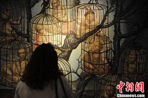 一名参观者在韦申的作品前。宋宇晟 摄 一名参观者在韦申的作品前。宋宇晟 摄