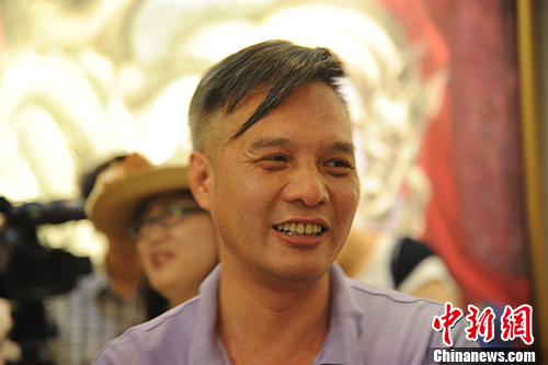 艺术家韦申在其个展现场。宋宇晟 摄 艺术家韦申在其个展现场。宋宇晟 摄