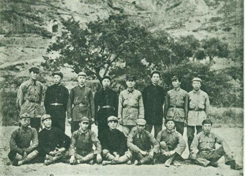 1936年在陕北保安红军大学,参加井冈山斗争的部分同志:前排左起:罗荣桓、谭希林、陈光、杨立三、陈士榘、宋裕和、林彪 后排左一赵尔陆、第五人孙开楚、第六人毛泽东 1936年在陕北保安红军大学,参加井冈山斗争的部分同志:前排左起:罗荣桓、谭希林、陈光、杨立三、陈士榘、宋裕和、林彪 后排左一赵尔陆、第五人孙开楚、第六人毛泽东