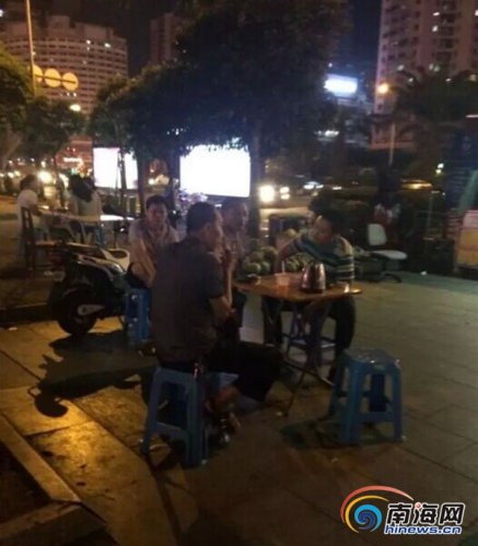 网友在帖子中说,图中的几人为城管队员,正坐在占道摊位上抽烟喝茶聊天。图片来源于网络 网友在帖子中说,图中的几人为城管队员,正坐在占道摊位上抽烟喝茶聊天。图片来源于网络